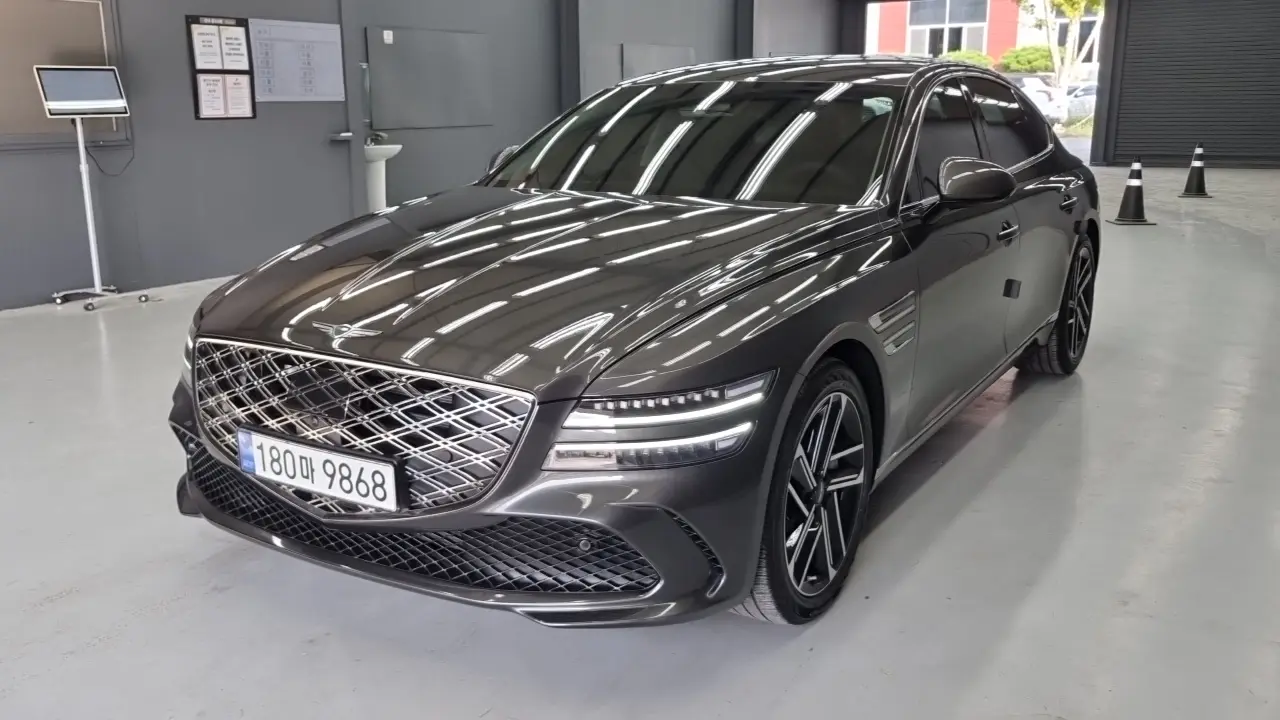 Genesis Electrified G80 2024 — Photo 18/18