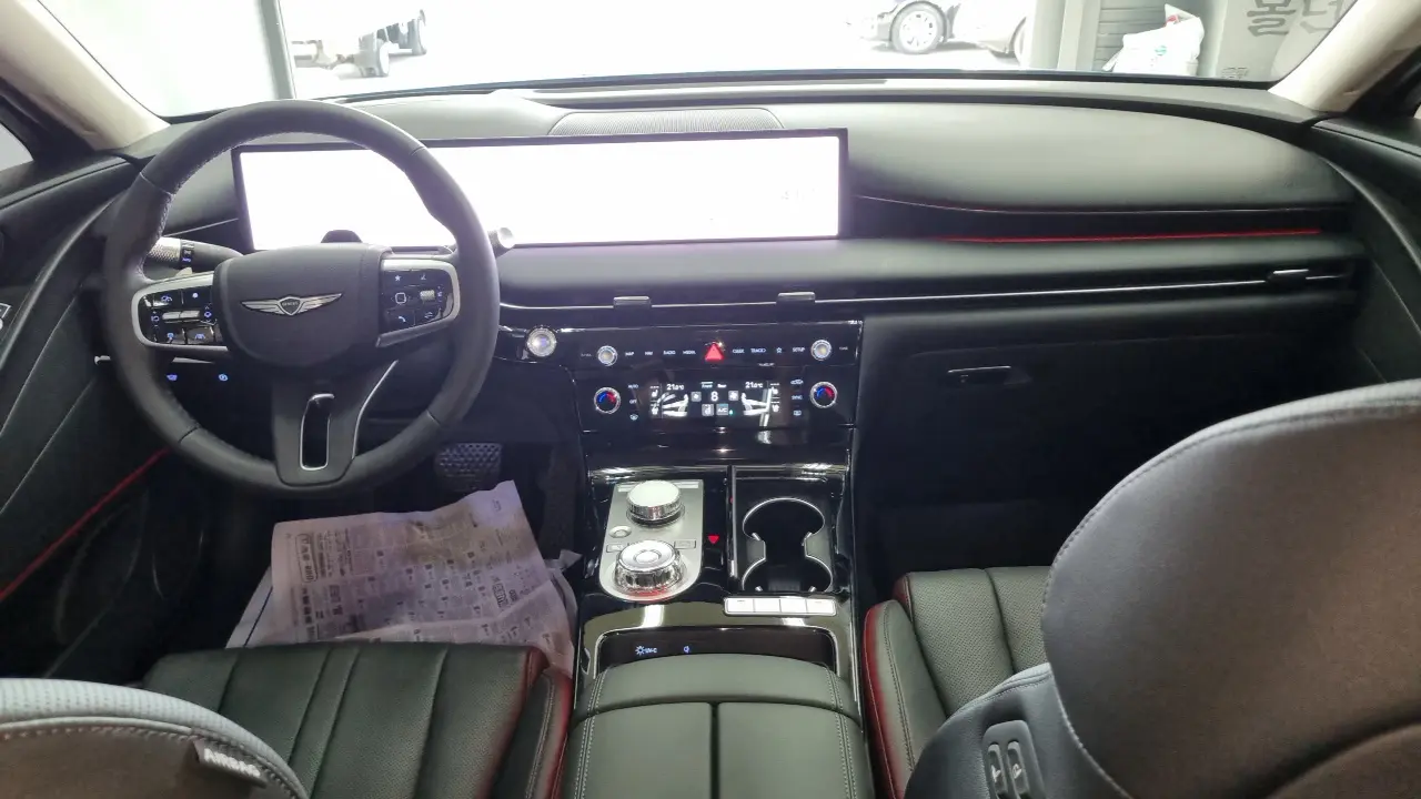 Genesis Electrified G80 2024 — Photo 9/18