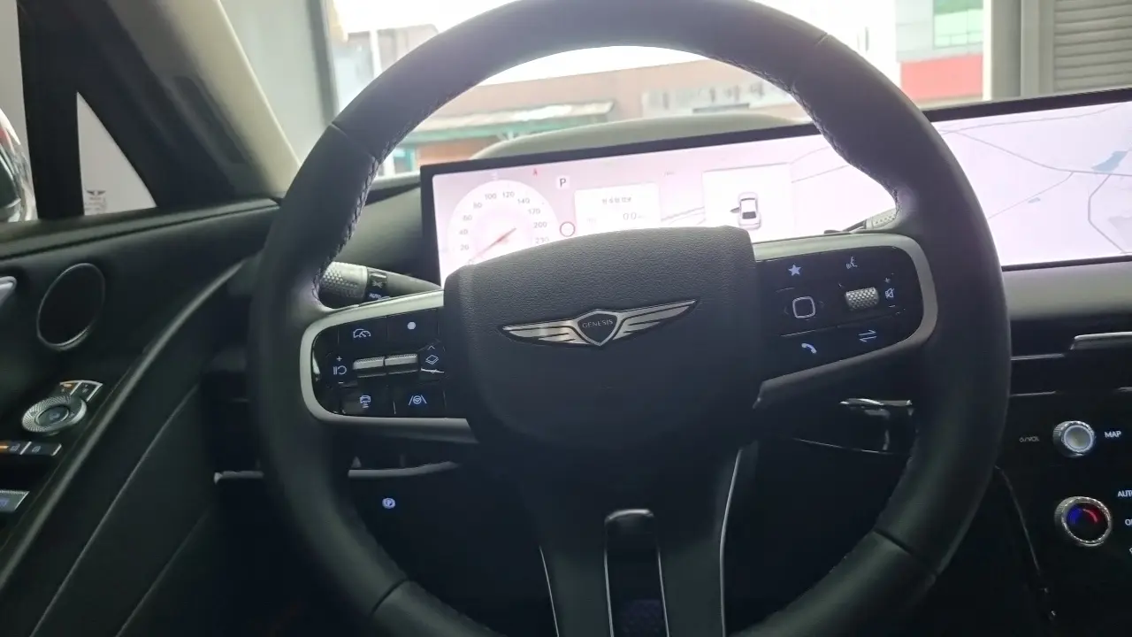 Genesis Electrified G80 2024 — Photo 11/18