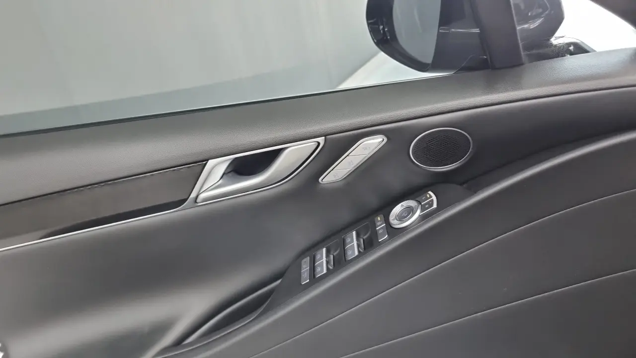Genesis Electrified G80 2024 — Photo 16/18