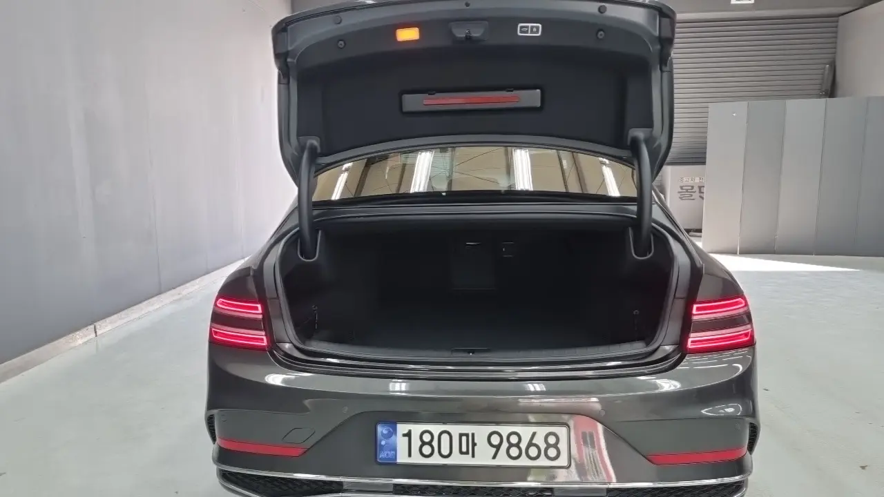 Genesis Electrified G80 2024 — Photo 17/18