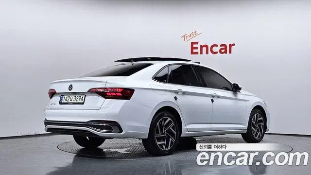 Volkswagen Jetta 2023 — ფოტო 34/35
