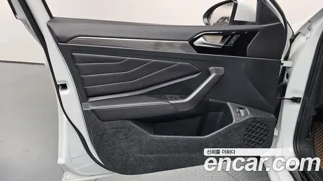 Volkswagen Jetta 2023 — ფოტო 1/35