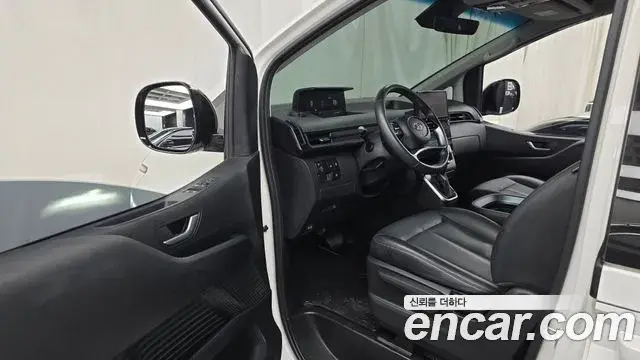 Hyundai Staria 2023 — Photo 8/20