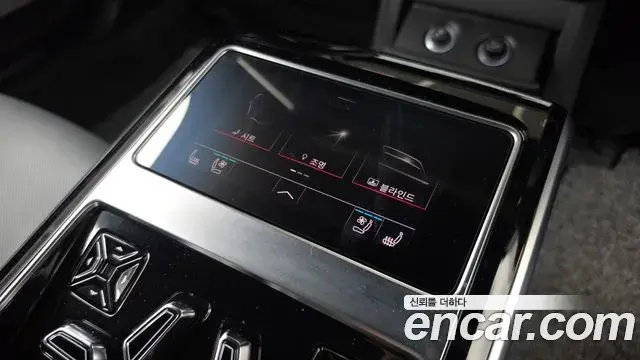 Audi A8 2021 — Фото 19/20