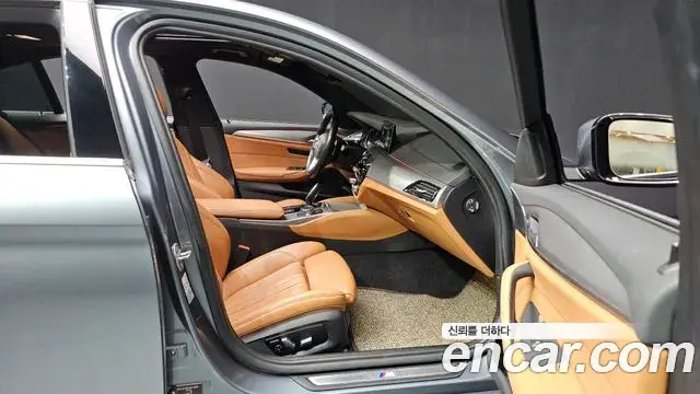 BMW 5 Series 2018 — Фото 17/20