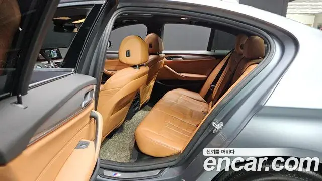 BMW 5 Series 2018 — Фото 19/20