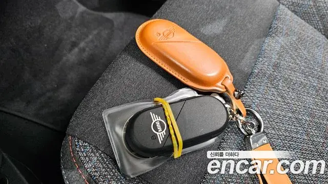 Mini Cooper C 2025 — Photo 17/20