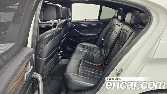 BMW 5 Series 2018 — Фото 12/20