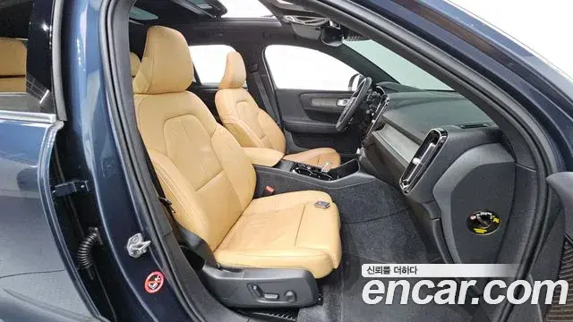 Volvo XC40 2021 — Şəkil 29/30