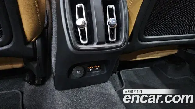 Volvo XC40 2021 — Şəkil 19/30
