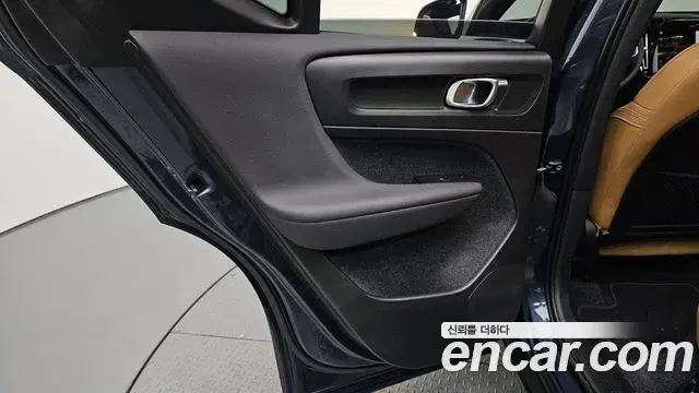 Volvo XC40 2021 — Şəkil 26/30