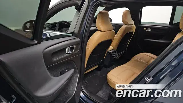 Volvo XC40 2021 — Şəkil 15/30