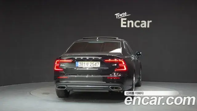 Volvo S60 2022 — ფოტო 19/33