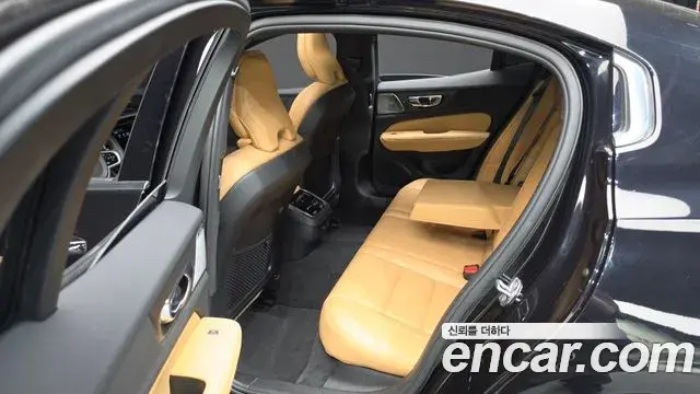 Volvo S60 2022 — ფოტო 16/33