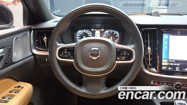 Volvo S60 2022 — ფოტო 17/33