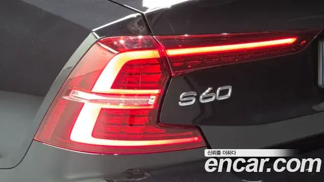 Volvo S60 2022 — ფოტო 7/33