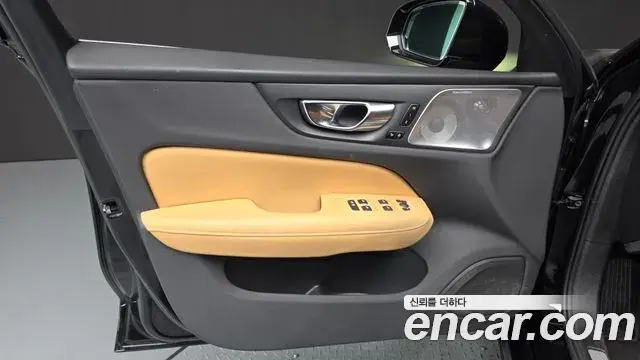 Volvo S60 2022 — ფოტო 27/33