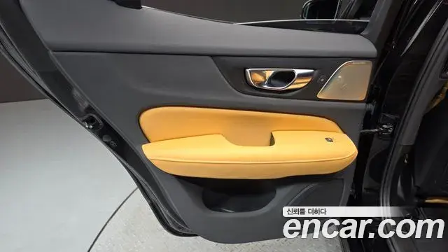 Volvo S60 2022 — ფოტო 13/33