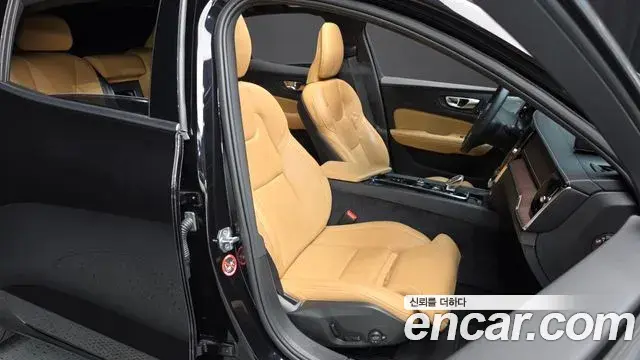 Volvo S60 2022 — ფოტო 20/33