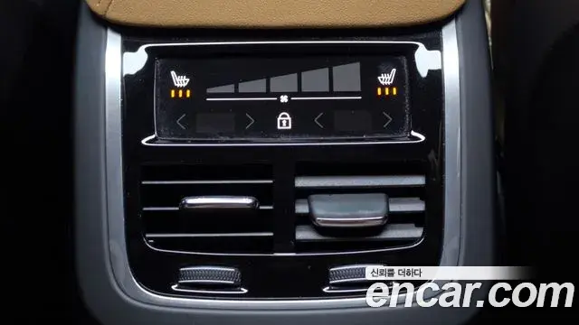 Volvo S60 2022 — ფოტო 30/33