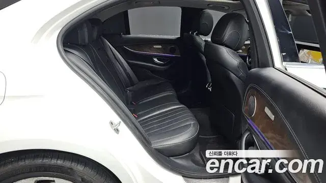 Mercedes-Benz E-Class 2019 — Фото 11/20