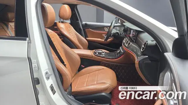Mercedes-Benz E-Class 2019 — Фото 11/20