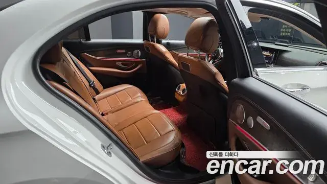 Mercedes-Benz E-Class 2019 — Фото 12/20