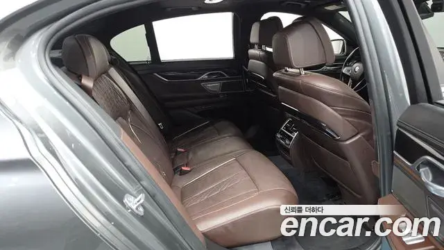 BMW 7 Series 2018 — Фото 11/20