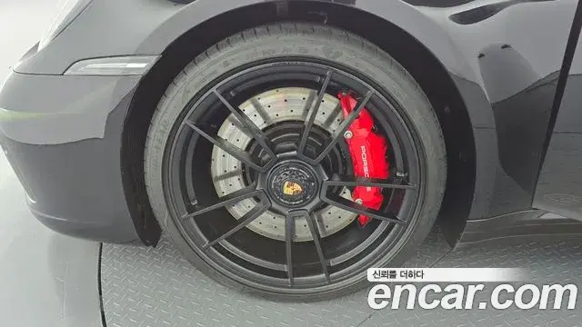 Porsche 911 2023 — Photo 28/30