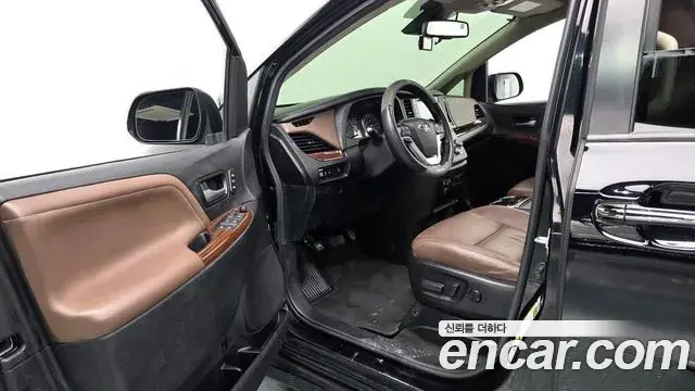 Toyota Sienna 2018 — Photo 29/32