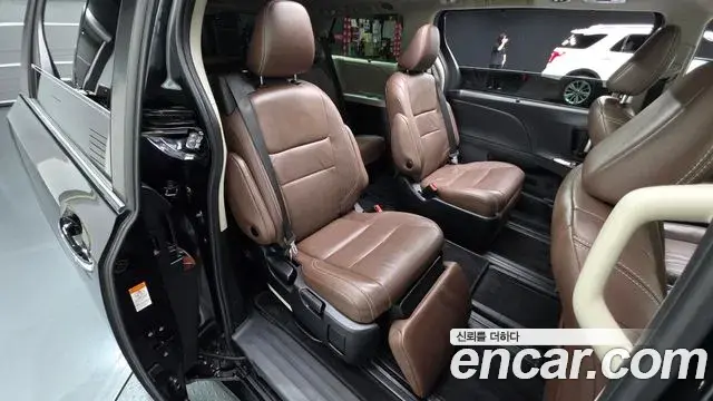 Toyota Sienna 2018 — Photo 9/32