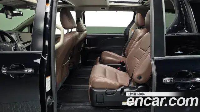 Toyota Sienna 2018 — Photo 31/32
