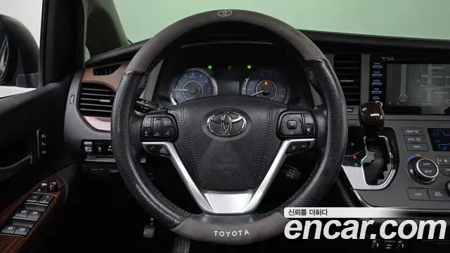 Toyota Sienna 2018 — Photo 8/32