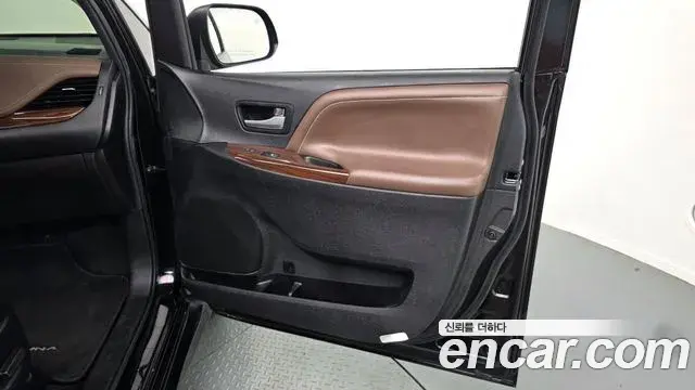 Toyota Sienna 2018 — Photo 24/32