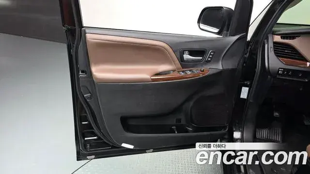 Toyota Sienna 2018 — Photo 21/32