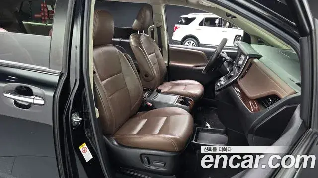 Toyota Sienna 2018 — Photo 30/32