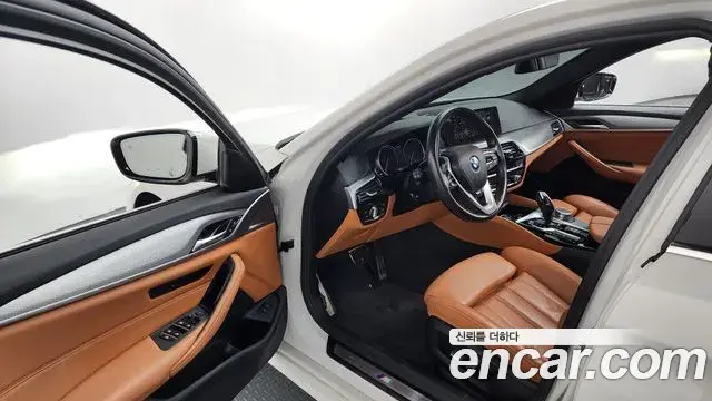 BMW 5 Series 2018 — Фото 10/20