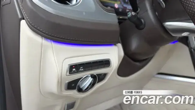 Mercedes-Benz G-Class 2021 — Photo 19/32