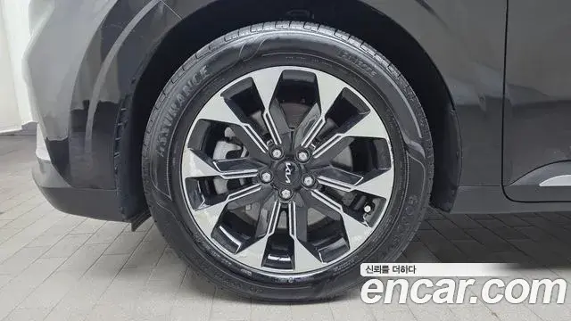 Kia Carnival 2023 — ფოტო 5/20