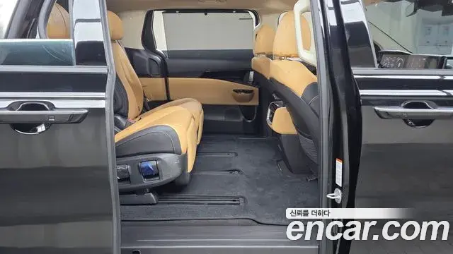Kia Carnival 2023 — ფოტო 11/20