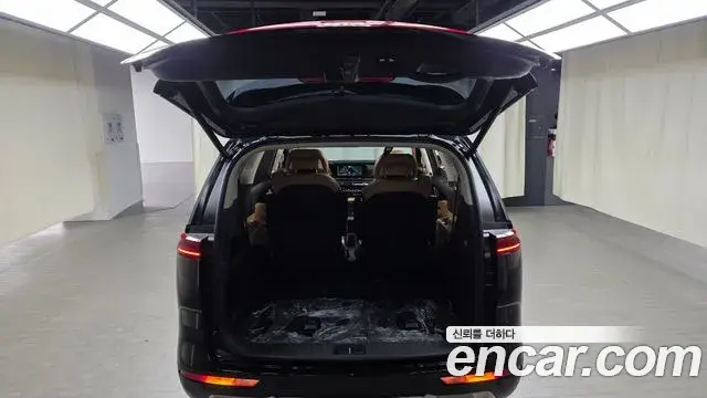 Kia Carnival 2023 — ფოტო 18/20
