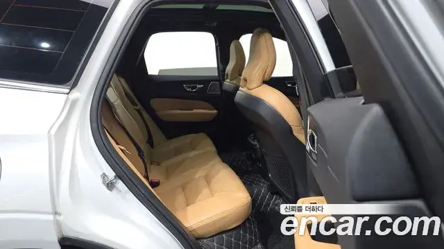 Volvo XC60 2019 — Фото 12/20