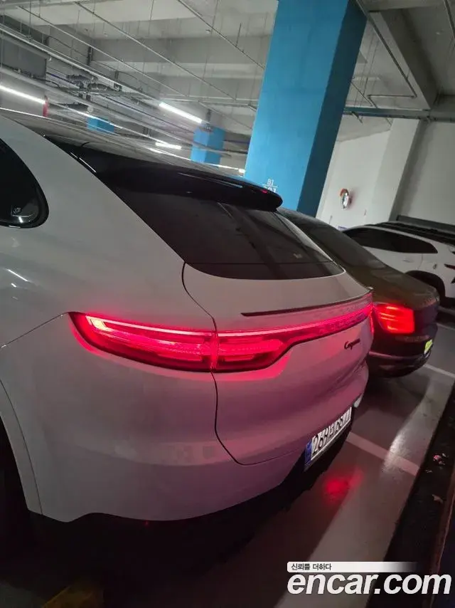 Porsche Cayenne 2021 — Photo 2/11