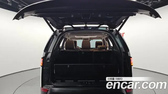 Land Rover Discovery 5 2018 — Şəkil 12/36