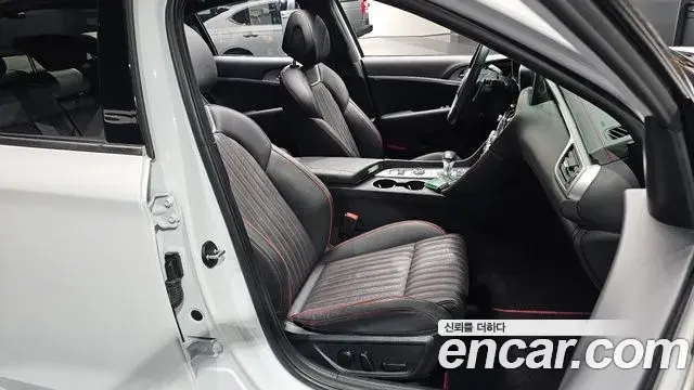 Genesis G70 2019 — Photo 21/36