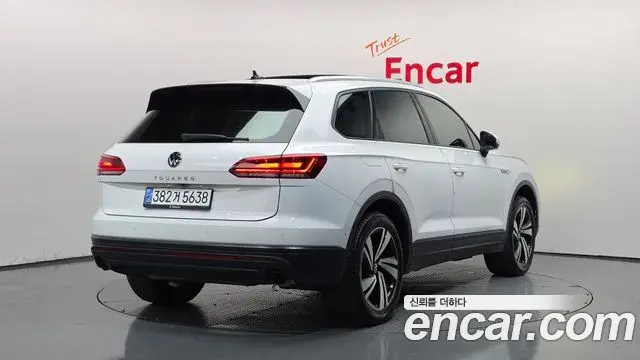 Volkswagen Touareg 2021 — Şəkil 29/35