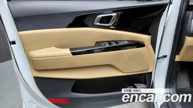Kia Carnival 2023 — ფოტო 19/28