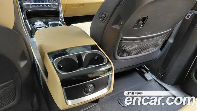 Kia Carnival 2023 — ფოტო 12/28