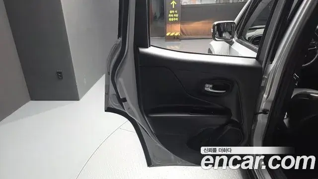 Jeep Renegade 2021 — Photo 9/33